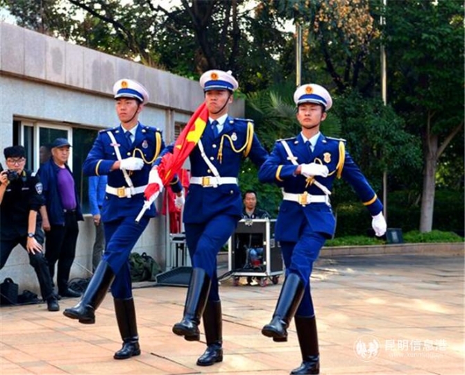 昆明高新区举行“万人同升国旗 同唱国歌”仪式