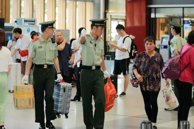 这个国庆，中国军人的身影一直在路上