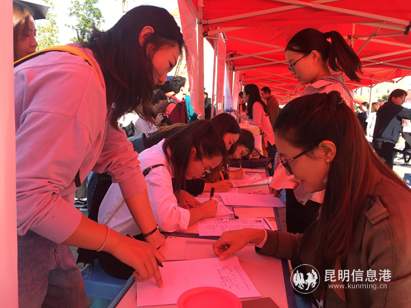 招聘会现场拍摄  供图。