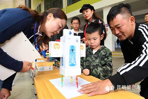 幼儿园组创意机器人展示。昆明日报 记者杨艳辉摄