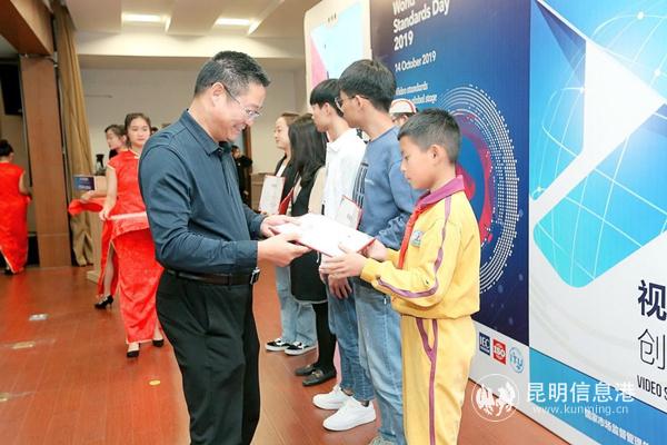 图三 领导为获奖选手颁奖。现场供图_副本