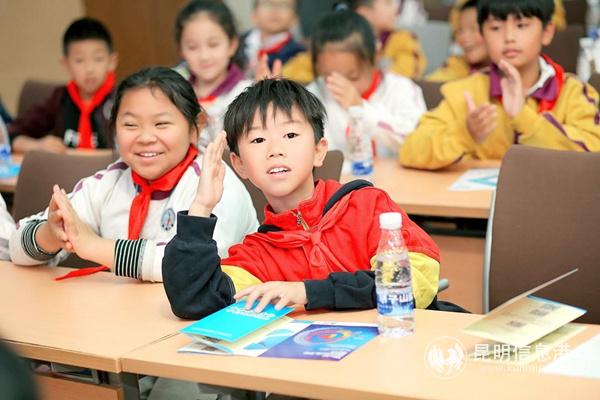 图五 现场观众踊跃参与，气氛热烈。现场供图_副本