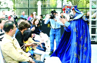 包括变脸在内的众多非遗项目也是上海街头艺术的重要内容 何雯亚 摄