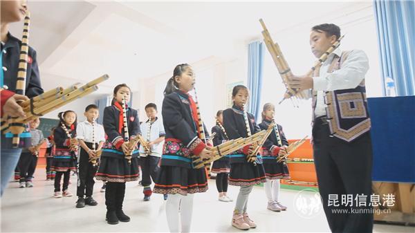 图七 学校特色之一芦笙选修课