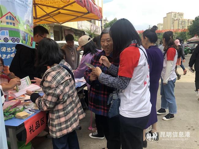 志愿者向居民讲解垃圾分类基本常识 志愿者向居民讲解垃圾分类基本常识