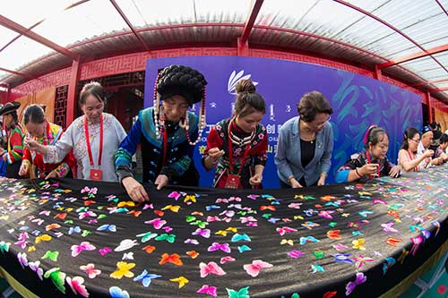 为庆祝新中国70华诞,70名草原绣娘制作了长达70米的“庆祝新中国成立70周年”主题刺绣