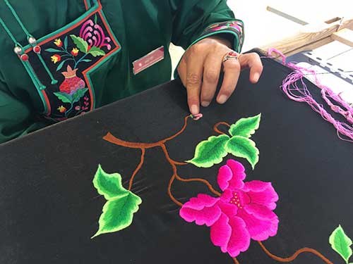 绣娘正在绣刺绣作品