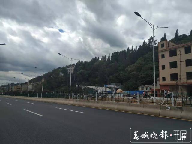 人行道口设栏杆 阻碍通行市民出行不便.jpg