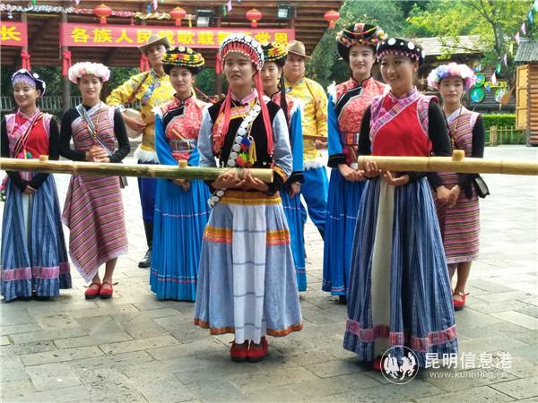 云南民族村的少数民族青年在邀请游客喝同心酒。记者江枫 摄