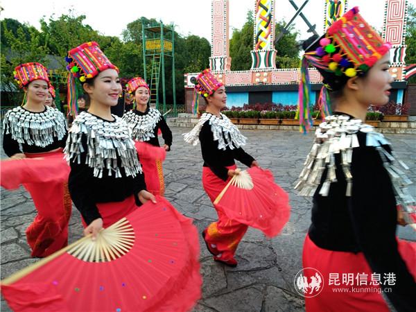 云南民族村的景颇族青年在表演歌舞。记者江枫 摄