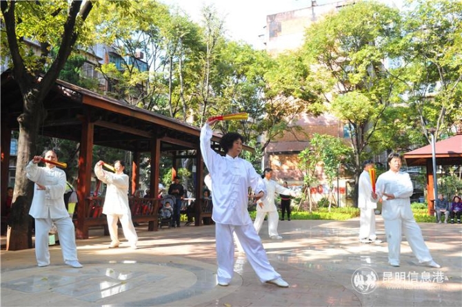 新修建的居民活动小广场。昆明日报 记者刘凯达摄