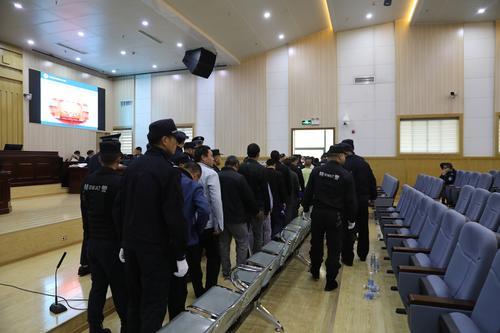 昭通17人涉黑团伙被公审1.jpg