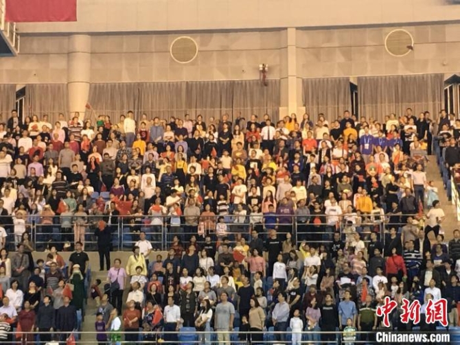 众多市民前来观赛 马芙蓉 摄 众多市民前来观赛 马芙蓉 摄