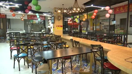 昆明佰腾美食广场一夜被封门3.webp.jpg