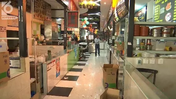 昆明佰腾美食广场一夜被封门6.webp.jpg
