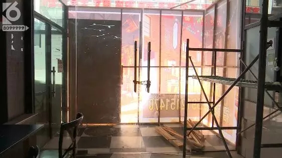 昆明佰腾美食广场一夜被封门7.webp.jpg