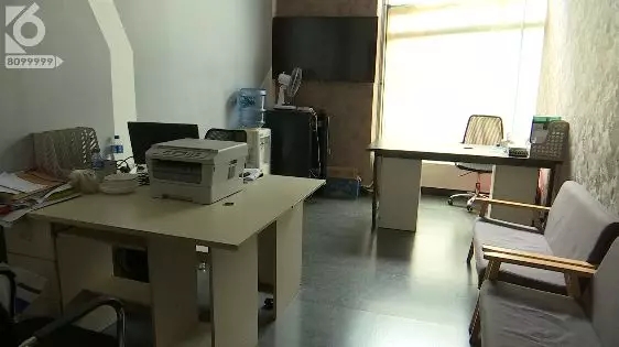 昆明佰腾美食广场一夜被封门10.webp.jpg