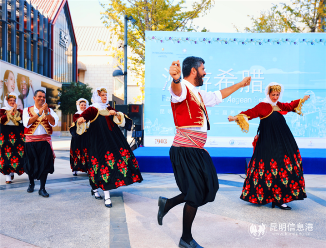 开幕式现场精彩的希腊特色舞蹈表演 供图。1 开幕式现场精彩的希腊特色舞蹈表演 供图。1