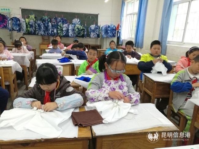 九 正在劳动课上学习扎染的同学们