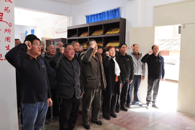 带领支部书记重温入党誓词 带领支部书记重温入党誓词