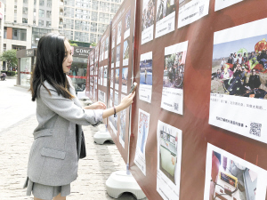 科普在盘龙摄影展走进街道社区。 记者郭兴荣摄