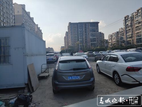 四车道变两车道，市民吐槽路难行1.jpg