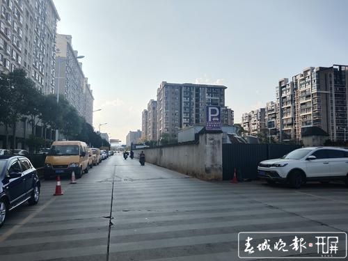 四车道变两车道，市民吐槽路难行3.jpg