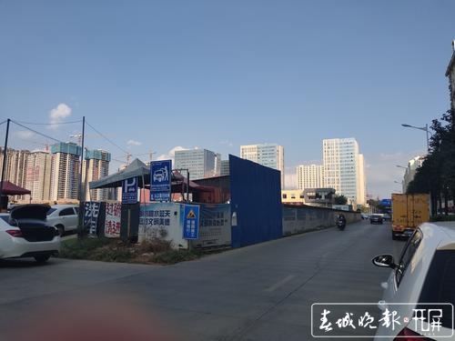 四车道变两车道，市民吐槽路难行4.jpg