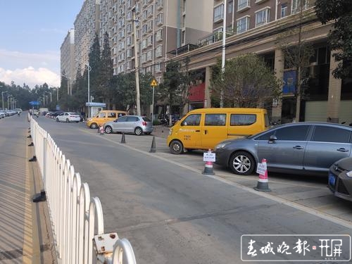 四车道变两车道，市民吐槽路难行5.jpg