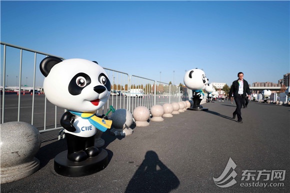 图片说明:参展人员在“进宝”的夹道欢迎中走向展馆。