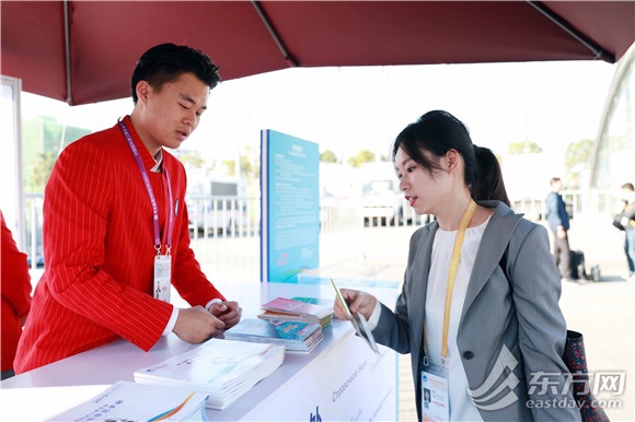 图片说明:志愿者向参展人员提供服务。