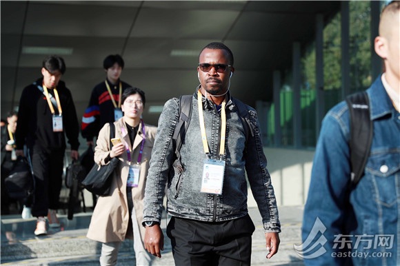 图片说明:外国参展人员走向展馆。