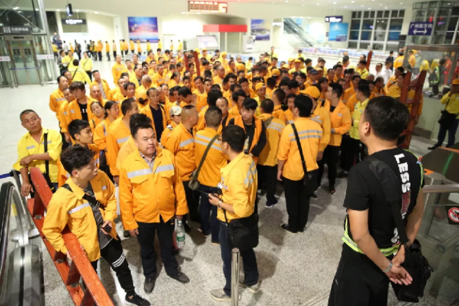 200多人坐动车进入海底隧道!干一件大事! 200多人坐动车进入海底隧道!干一件大事!