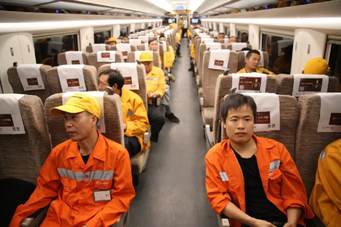 200多人坐动车进入海底隧道!干一件大事! 200多人坐动车进入海底隧道!干一件大事!