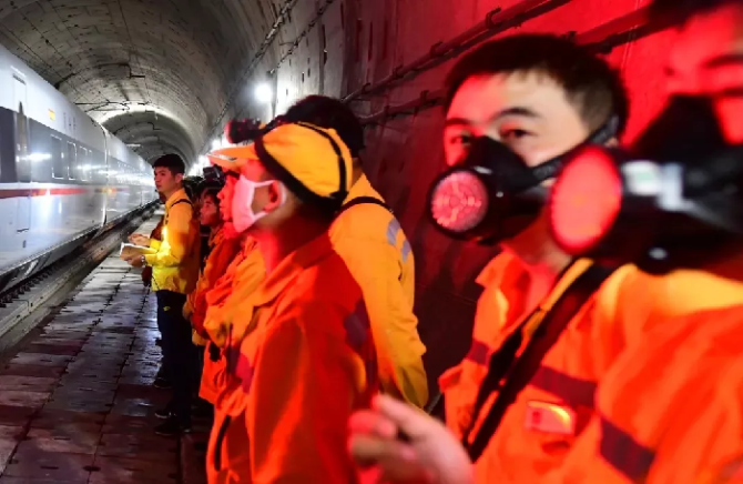 200多人坐动车进入海底隧道!干一件大事! 200多人坐动车进入海底隧道!干一件大事!