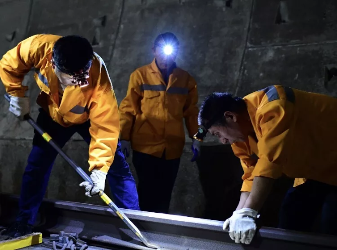 200多人坐动车进入海底隧道!干一件大事! 200多人坐动车进入海底隧道!干一件大事!