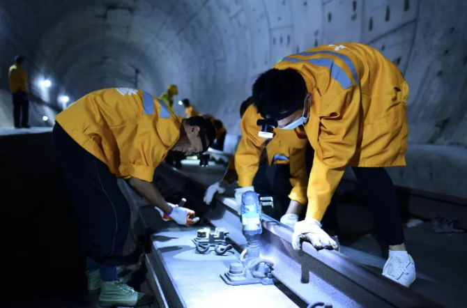 200多人坐动车进入海底隧道!干一件大事! 200多人坐动车进入海底隧道!干一件大事!