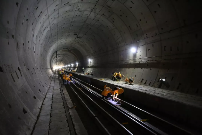 200多人坐动车进入海底隧道!干一件大事! 200多人坐动车进入海底隧道!干一件大事!