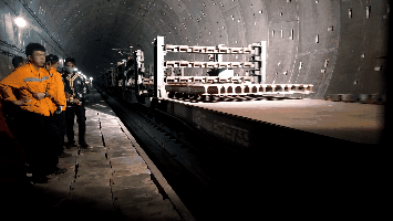 200多人坐动车进入海底隧道!干一件大事! 200多人坐动车进入海底隧道!干一件大事!