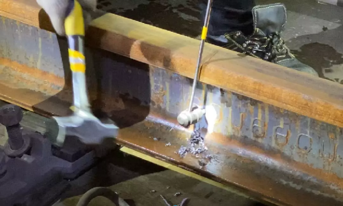 200多人坐动车进入海底隧道!干一件大事! 200多人坐动车进入海底隧道!干一件大事!