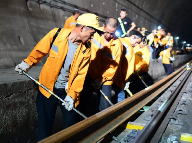 200多人坐动车进入海底隧道!干一件大事! 200多人坐动车进入海底隧道!干一件大事!