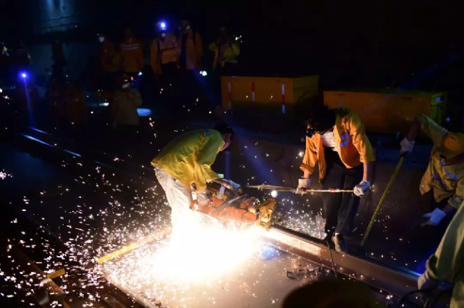 200多人坐动车进入海底隧道!干一件大事! 200多人坐动车进入海底隧道!干一件大事!