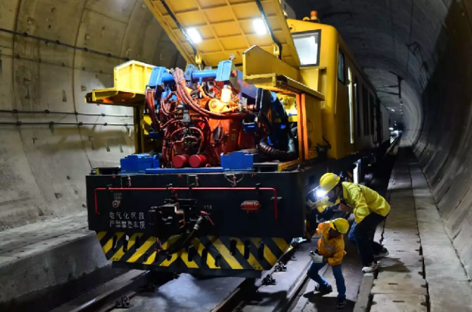 200多人坐动车进入海底隧道!干一件大事! 200多人坐动车进入海底隧道!干一件大事!