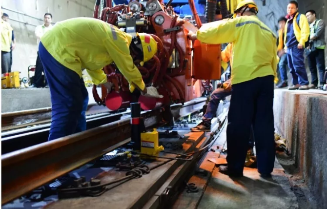 200多人坐动车进入海底隧道!干一件大事! 200多人坐动车进入海底隧道!干一件大事!