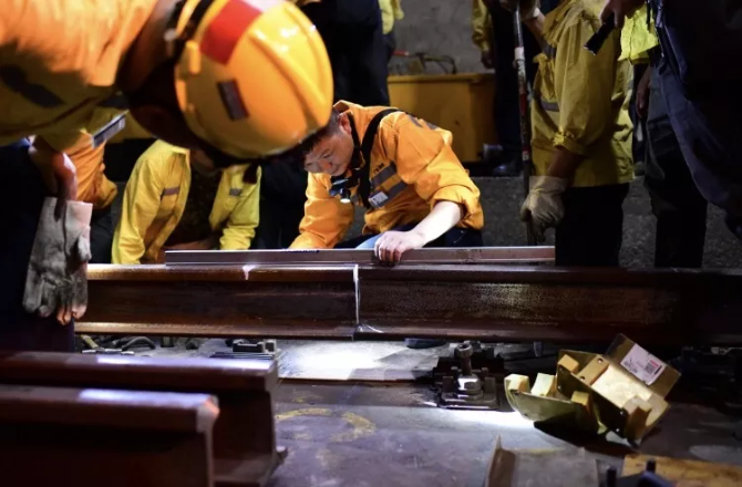 200多人坐动车进入海底隧道!干一件大事! 200多人坐动车进入海底隧道!干一件大事!