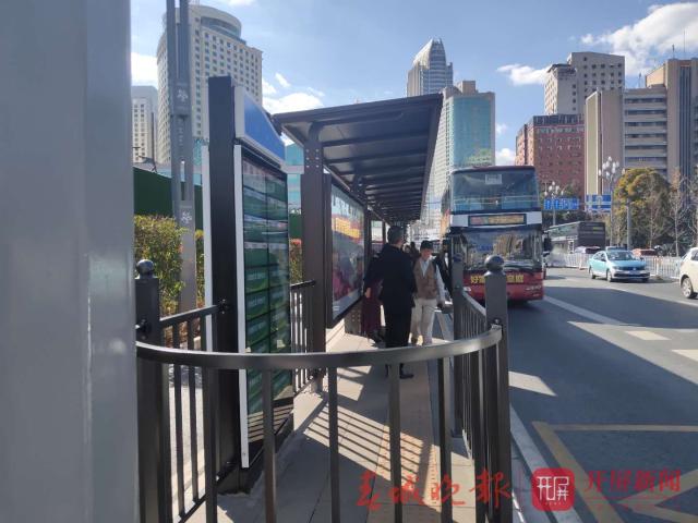 公交车站设“护栏”