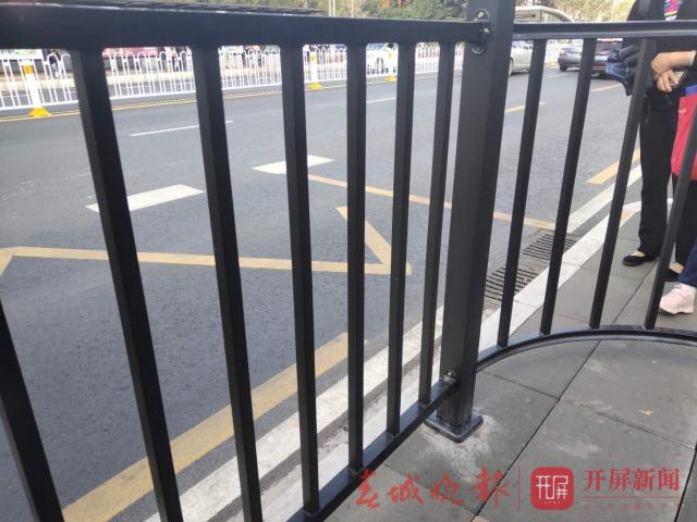 公交车站设“护栏”