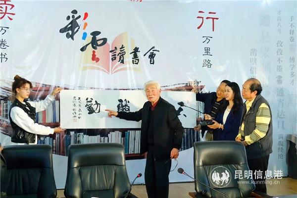 冯国语现场展示自己的书法作品。王德华摄