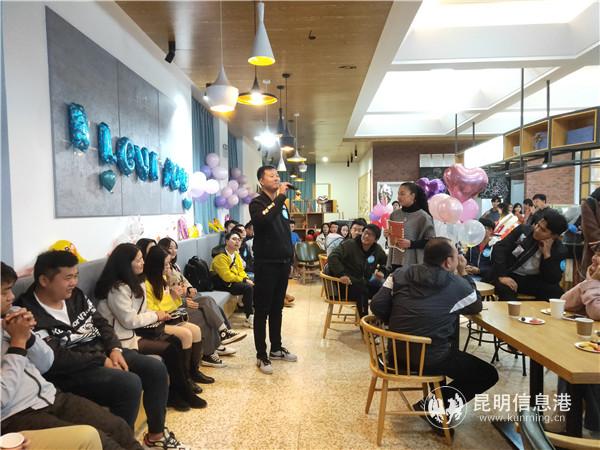 嘉宾们现场做自我介绍 嘉宾们现场做自我介绍