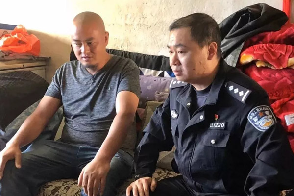 见义勇为的许华（左）。供图